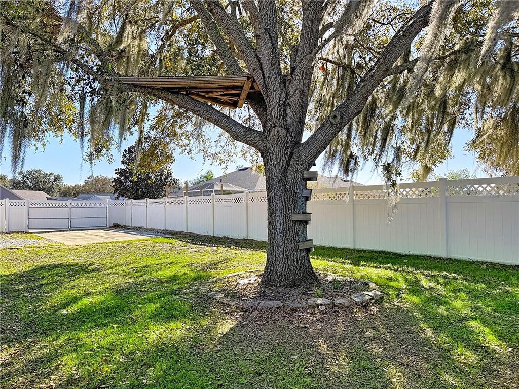 Image 30 of property listing at 36751 SUNDANCE DRIVE, Grand Island, FL 32735