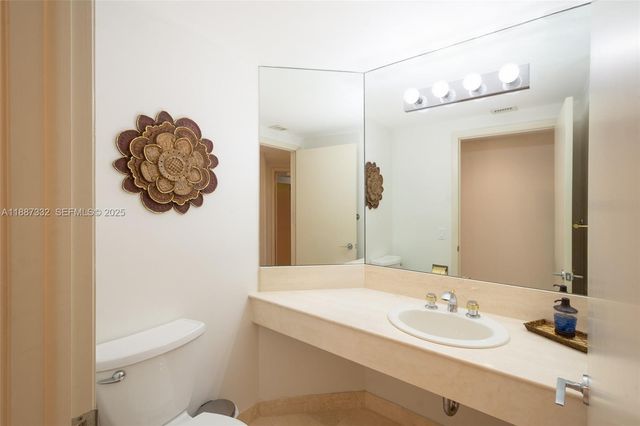 2000 Island Boulevard 1002, Aventura, FL 33160