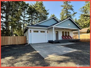611 Weatherwax Loop NE, Ocean Shores, WA 98569