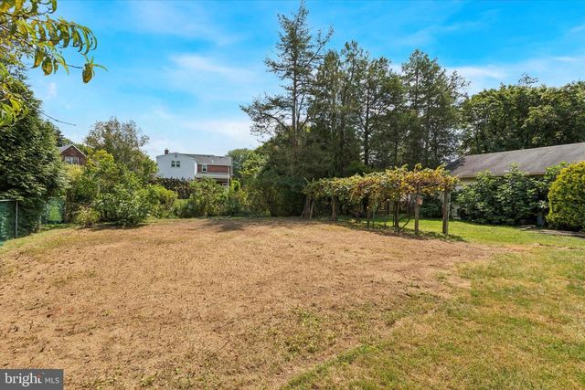 28 GROVE AVE, Flourtown, PA 19031