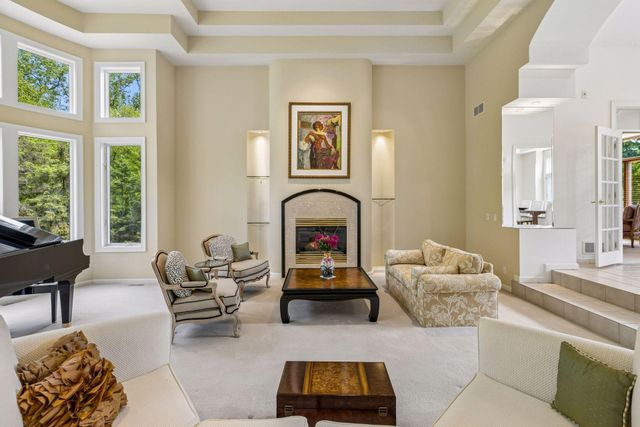 689 Brookside Lane, Mendota Heights, MN 55118