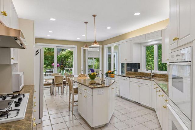 689 Brookside Lane, Mendota Heights, MN 55118