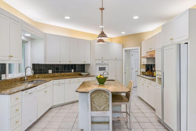 689 Brookside Lane, Mendota Heights, MN 55118