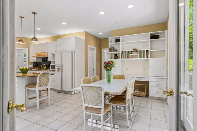689 Brookside Lane, Mendota Heights, MN 55118