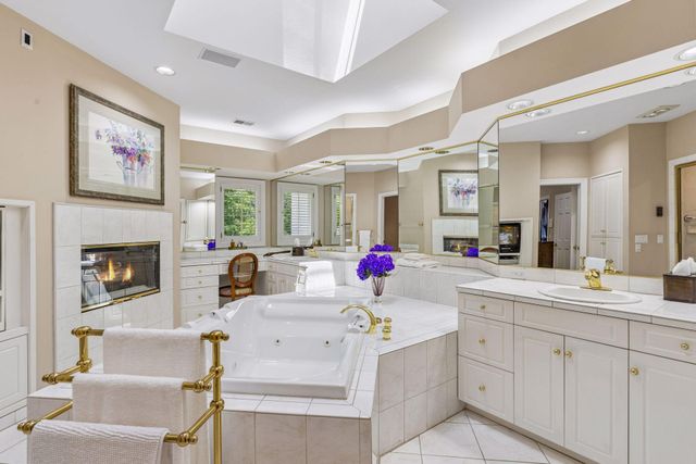 689 Brookside Lane, Mendota Heights, MN 55118