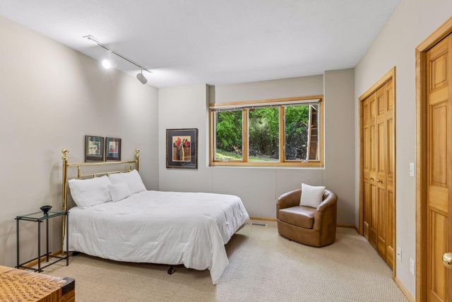 689 Brookside Lane, Mendota Heights, MN 55118