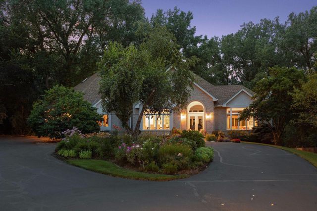 689 Brookside Lane, Mendota Heights, MN 55118