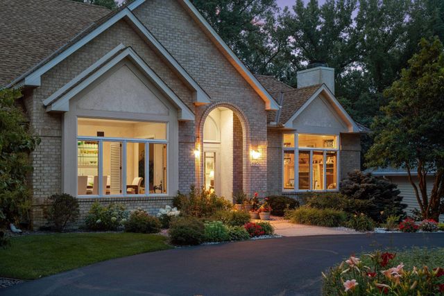689 Brookside Lane, Mendota Heights, MN 55118