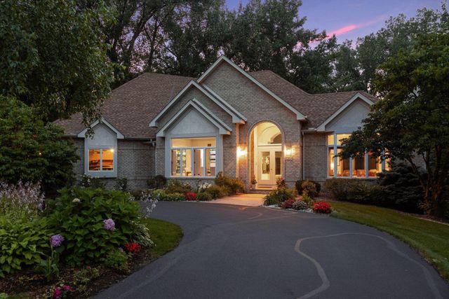 689 Brookside Lane, Mendota Heights, MN 55118