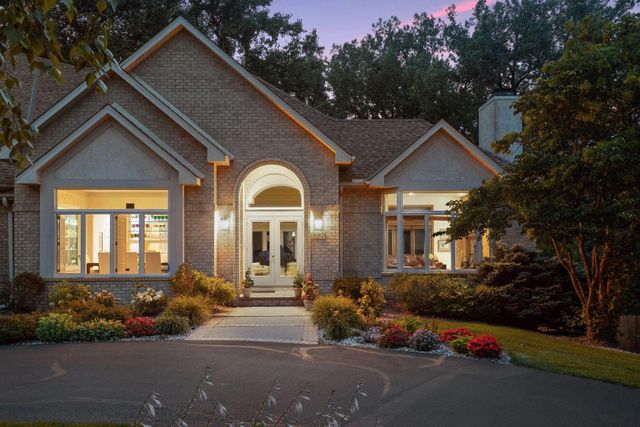689 Brookside Lane, Mendota Heights, MN 55118