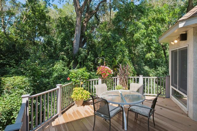 689 Brookside Lane, Mendota Heights, MN 55118