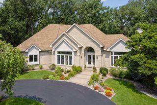 689 Brookside Lane, Mendota Heights, MN 55118