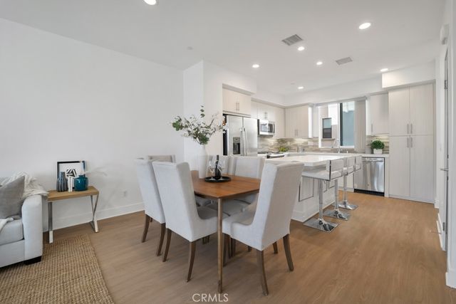 10832 W Riverton Court, Toluca Lake, CA 91602