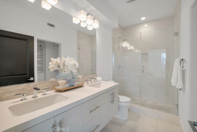 10832 W Riverton Court, Toluca Lake, CA 91602