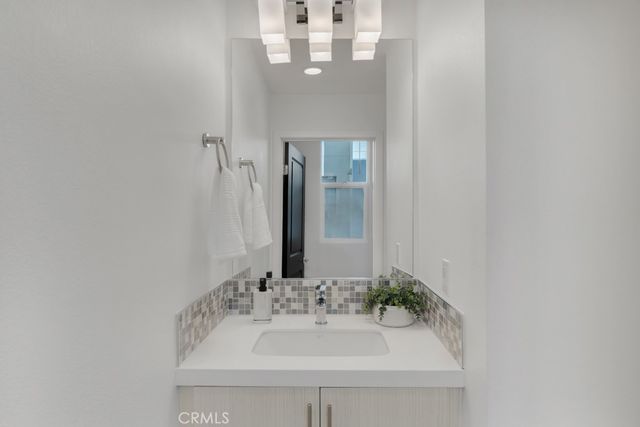 10832 W Riverton Court, Toluca Lake, CA 91602