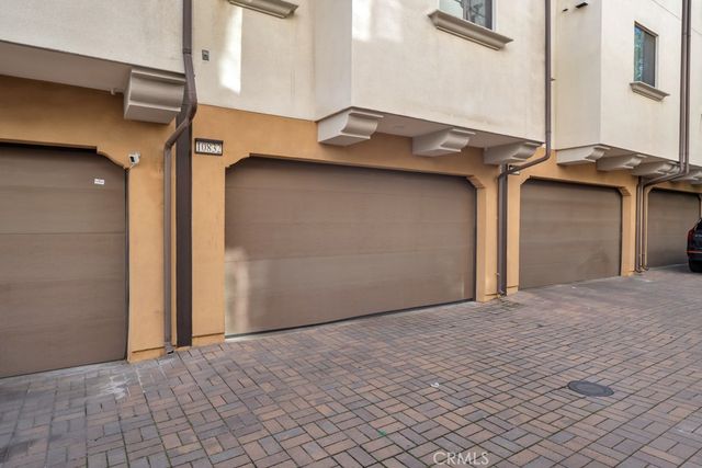 10832 W Riverton Court, Toluca Lake, CA 91602