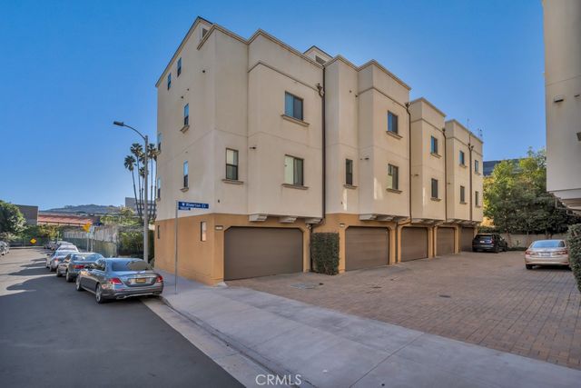 10832 W Riverton Court, Toluca Lake, CA 91602