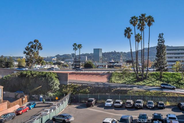 10832 W Riverton Court, Toluca Lake, CA 91602