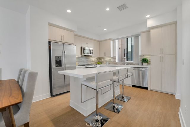 10832 W Riverton Court, Toluca Lake, CA 91602