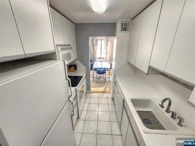 307 Prospect Avenue 4D, Hackensack, NJ 07601