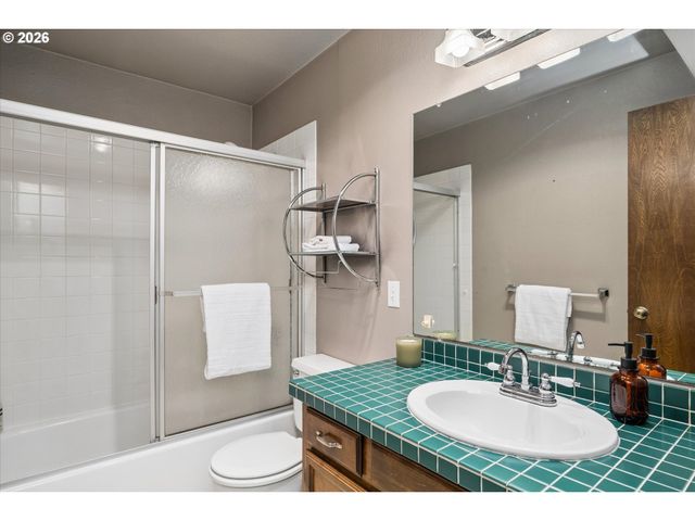 3377 W 25TH Ave, Eugene, OR 97405