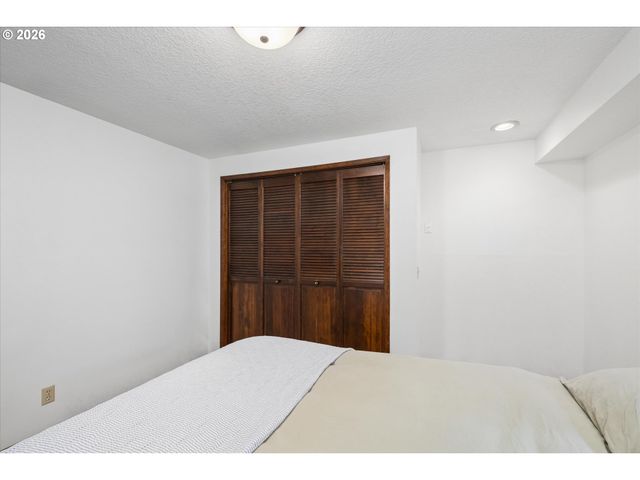 3377 W 25TH Ave, Eugene, OR 97405