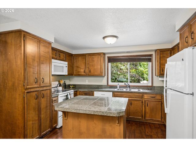 3377 W 25TH Ave, Eugene, OR 97405