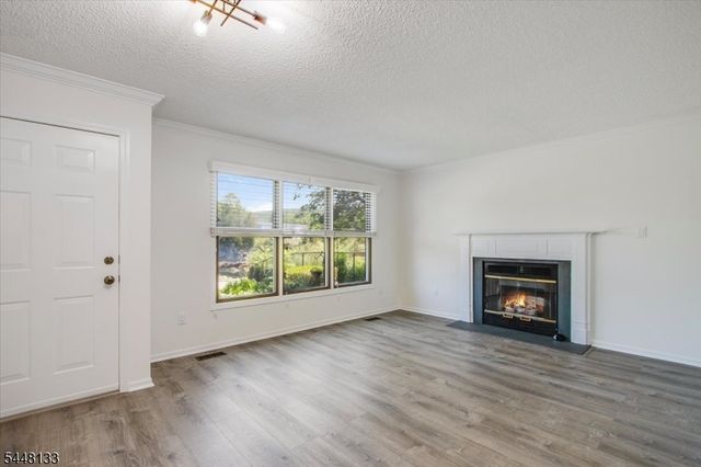 2 Heritage Ln, Hamburg Boro, NJ 07419