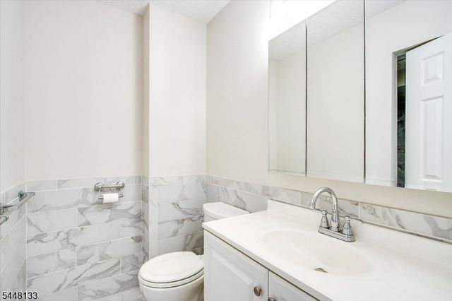 2 Heritage Ln, Hamburg Boro, NJ 07419