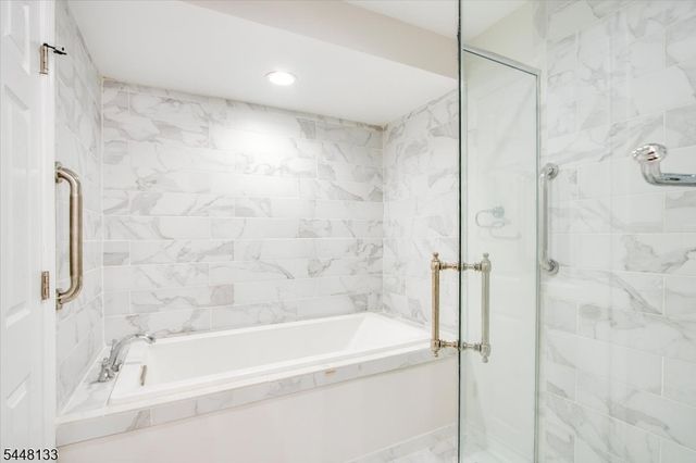 2 Heritage Ln, Hamburg Boro, NJ 07419