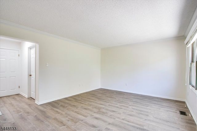 2 Heritage Ln, Hamburg Boro, NJ 07419