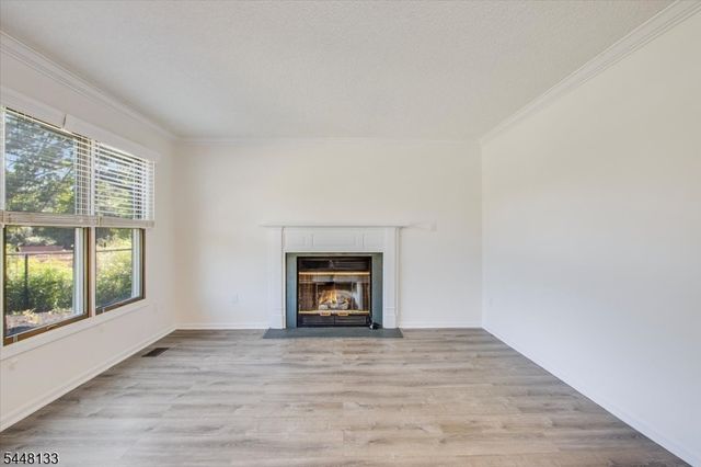 2 Heritage Ln, Hamburg Boro, NJ 07419