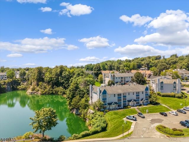 2 Heritage Ln, Hamburg Boro, NJ 07419