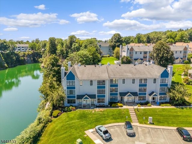 2 Heritage Ln, Hamburg Boro, NJ 07419