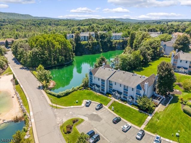 2 Heritage Ln, Hamburg Boro, NJ 07419
