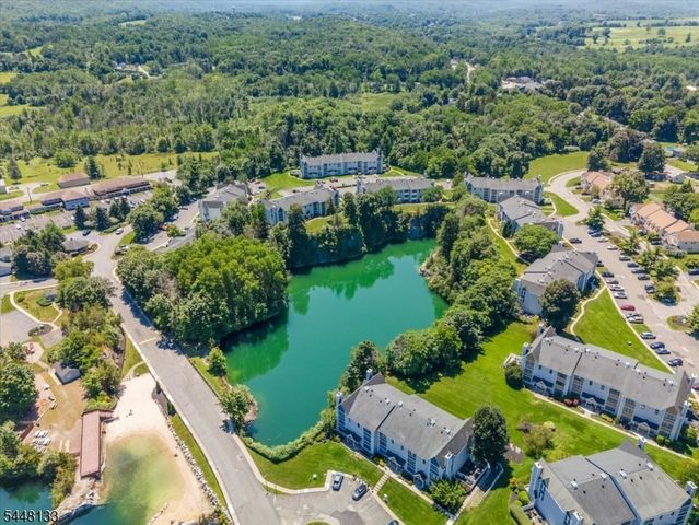 2 Heritage Ln, Hamburg Boro, NJ 07419