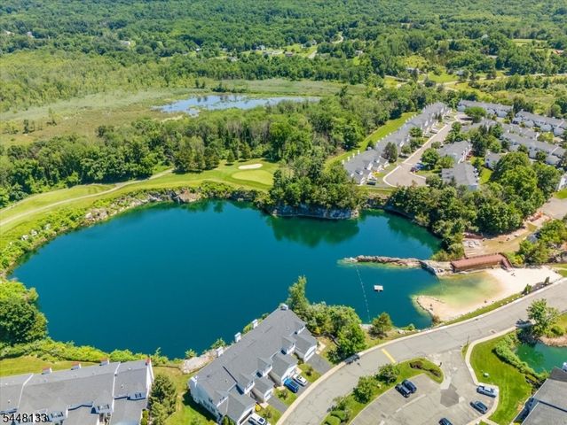 2 Heritage Ln, Hamburg Boro, NJ 07419