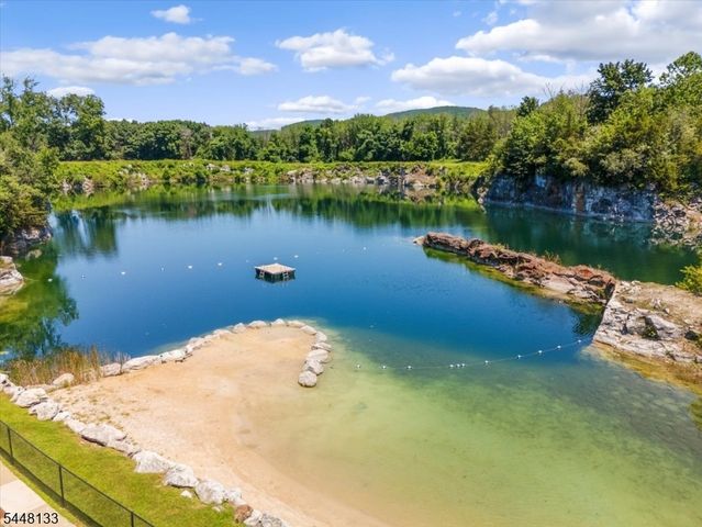 2 Heritage Ln, Hamburg Boro, NJ 07419
