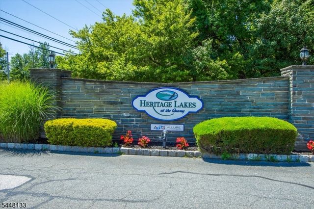 2 Heritage Ln, Hamburg Boro, NJ 07419
