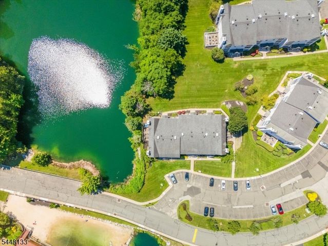 2 Heritage Ln, Hamburg Boro, NJ 07419