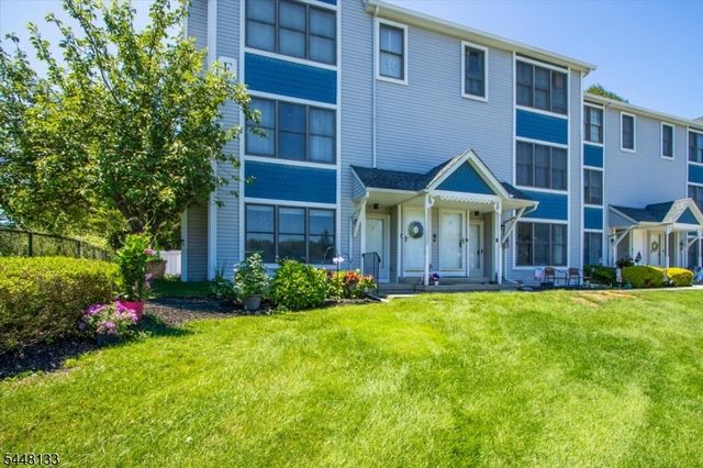 2 Heritage Ln, Hamburg Boro, NJ 07419
