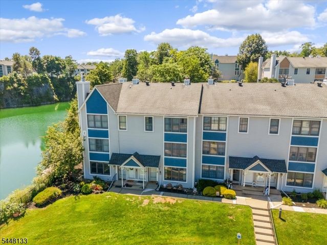 2 Heritage Ln, Hamburg Boro, NJ 07419