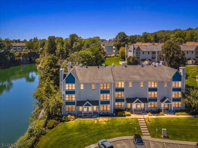 2 Heritage Ln, Hamburg Boro, NJ 07419
