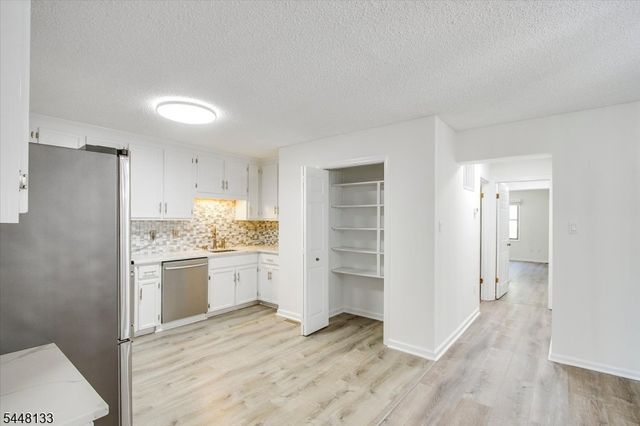 2 Heritage Ln, Hamburg Boro, NJ 07419
