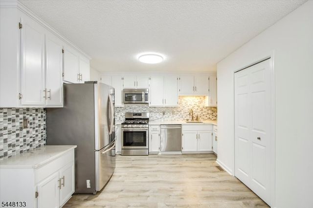 2 Heritage Ln, Hamburg Boro, NJ 07419
