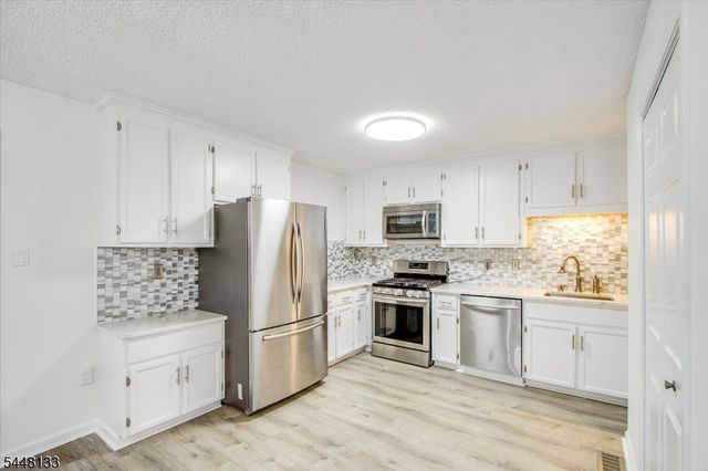 2 Heritage Ln, Hamburg Boro, NJ 07419