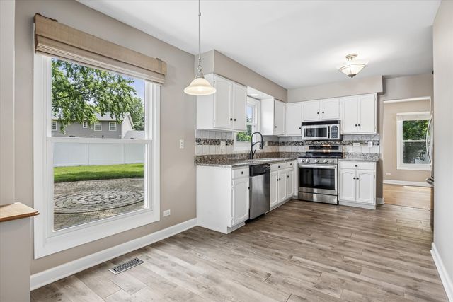 6155 Ivy Drive, Lisle, IL 60532