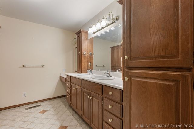 12811 E 133rd Street S, Broken Arrow, OK 74011