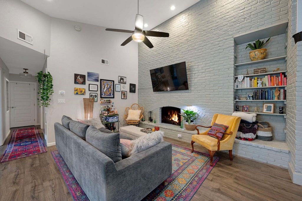 1307 E Saint Johns Ave B, Austin, TX 78752