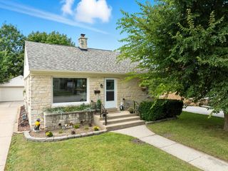 826 N Oakwood AVENUE, Oconomowoc, WI 53066